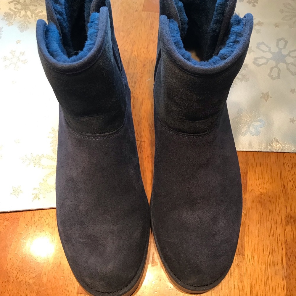 Size 8 UGGS 100% authentic. Navy blue. Brand New
